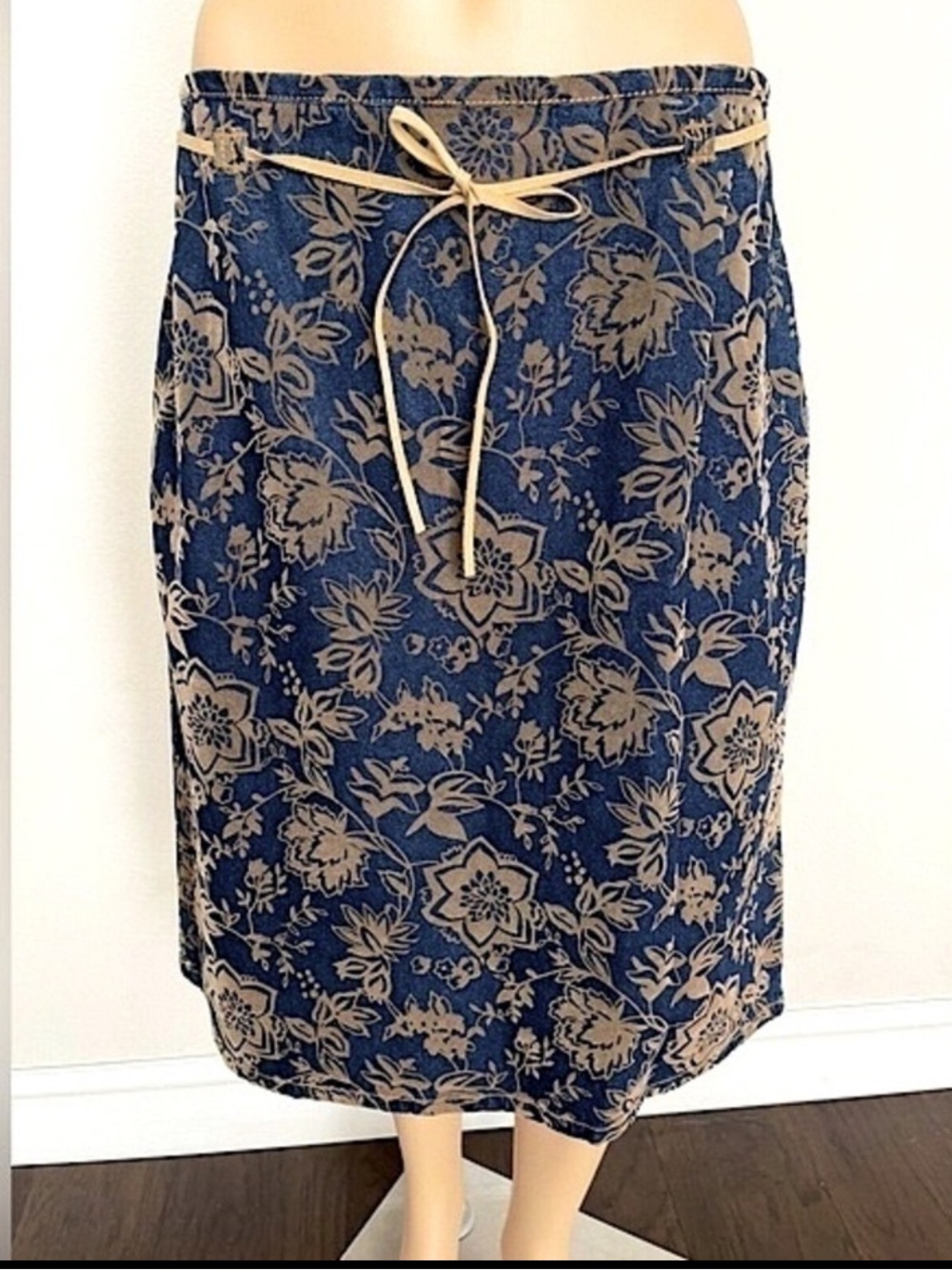 Vintage BILL BLASS JEANS Blue Denim Knee Length Skirt Tan Floral Appliqué 14 NWT - Picture 4 of 16